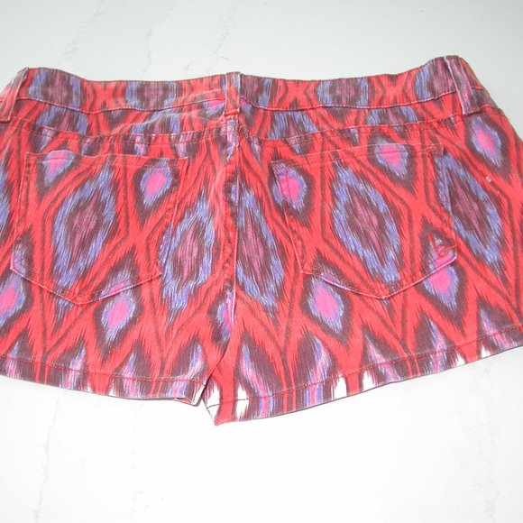 Diamond Patterned Stretch Denim Shorts - Picture 6 of 9